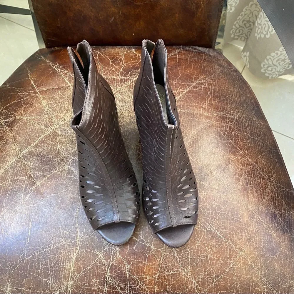 VINCE CAMUTO peep toe cut out ankle booties 9 1/2